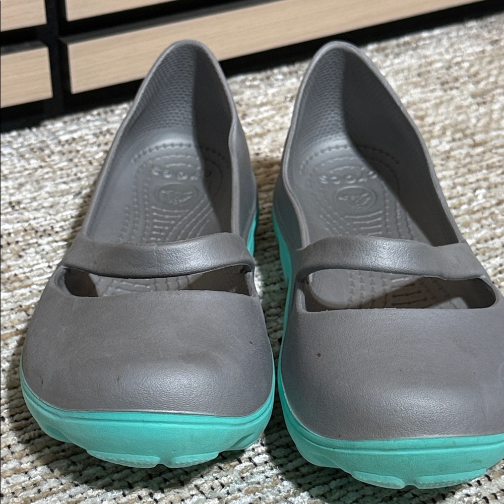 CROCS Women's Gray and Green Flats - Picture 3 of 11